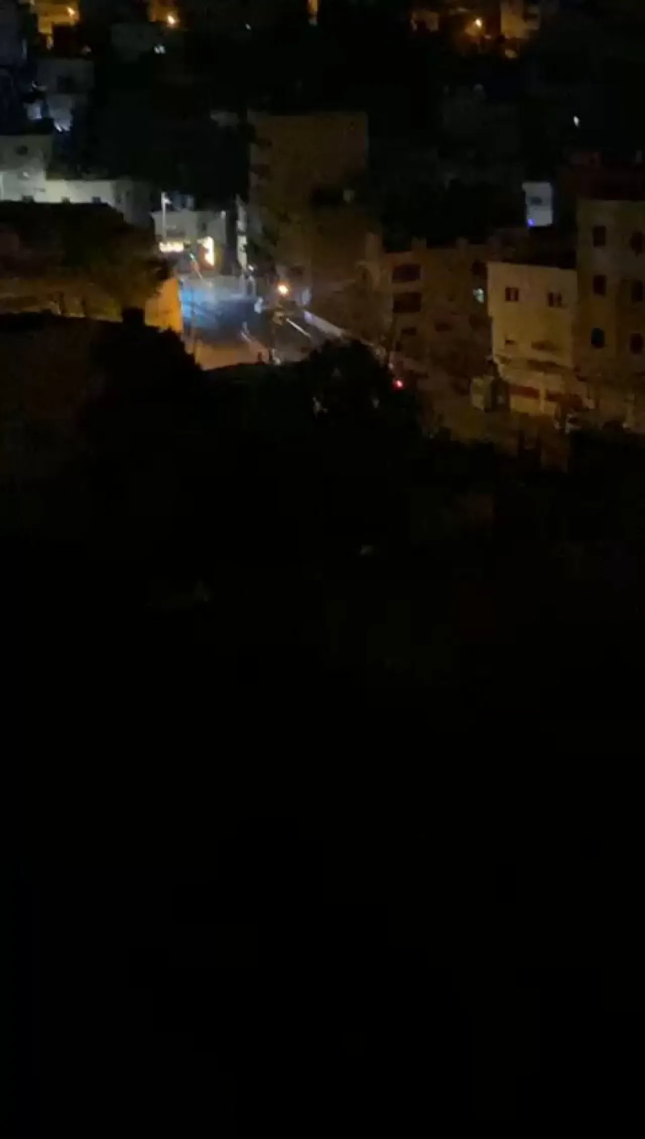 İsrail Güçleri El Halil'e Baskın Düzenledi İsrail Güçleri El Halil'e Baskın Düzenledi