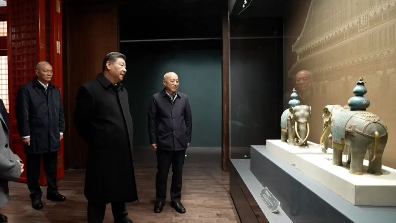 Çin Devlet Başkanı Xi Jinping, Saray Müzesi'nin 100. Yıl Sergisini Ziyaret Etti Çin Devlet Başkanı Xi Jinping, Saray Müzesi'nin 100. Yıl Sergisini Ziyaret Etti