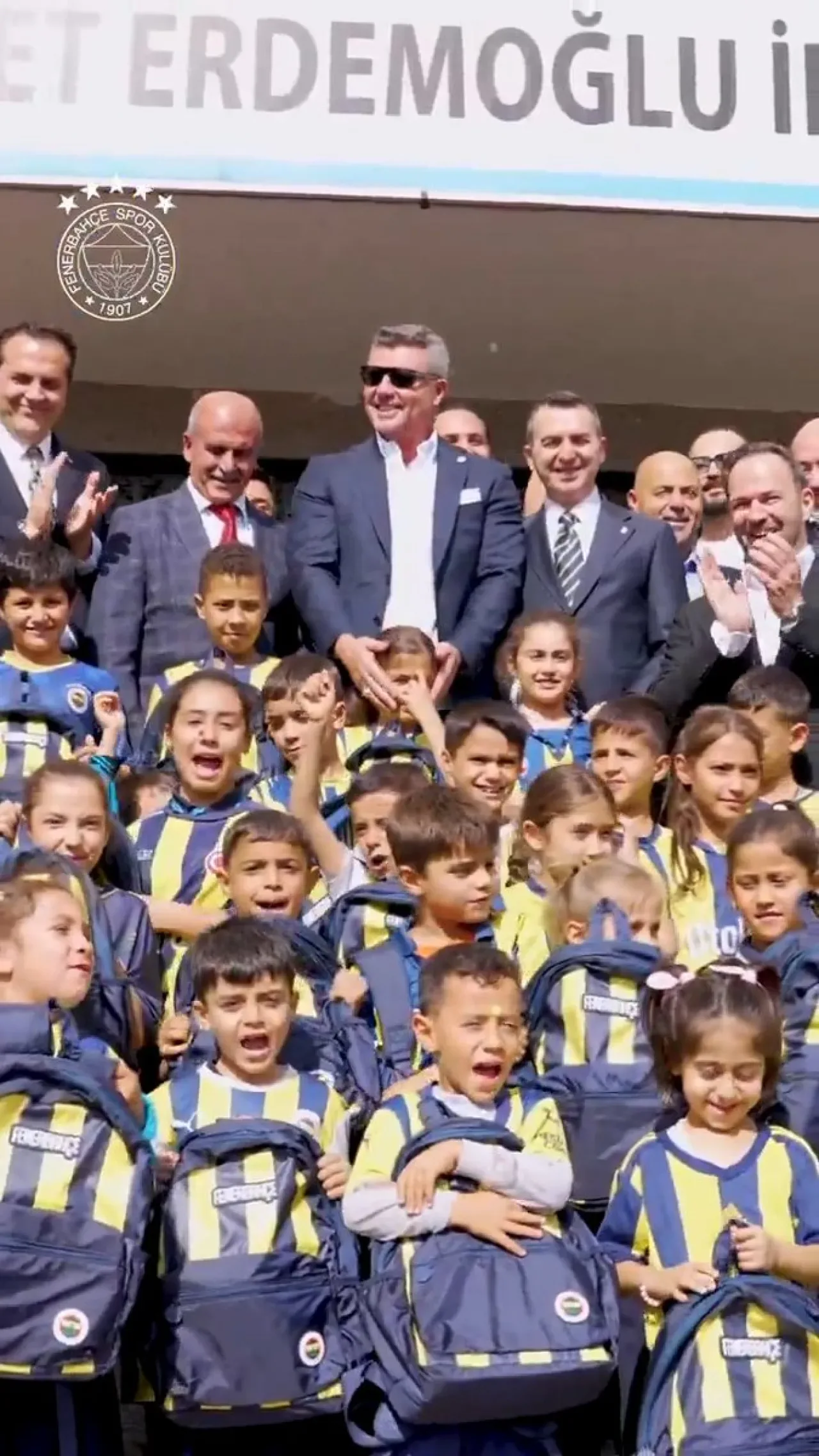 Fenerbahçe Yönetimi Gaziantep'te "Her Deplasman Bir Okul" Projesi Kapsamında Öğrencilerle Buluştu Fenerbahçe Yönetimi Gaziantep'te "Her Deplasman Bir Okul" Projesi Kapsamında Öğrencilerle Buluştu