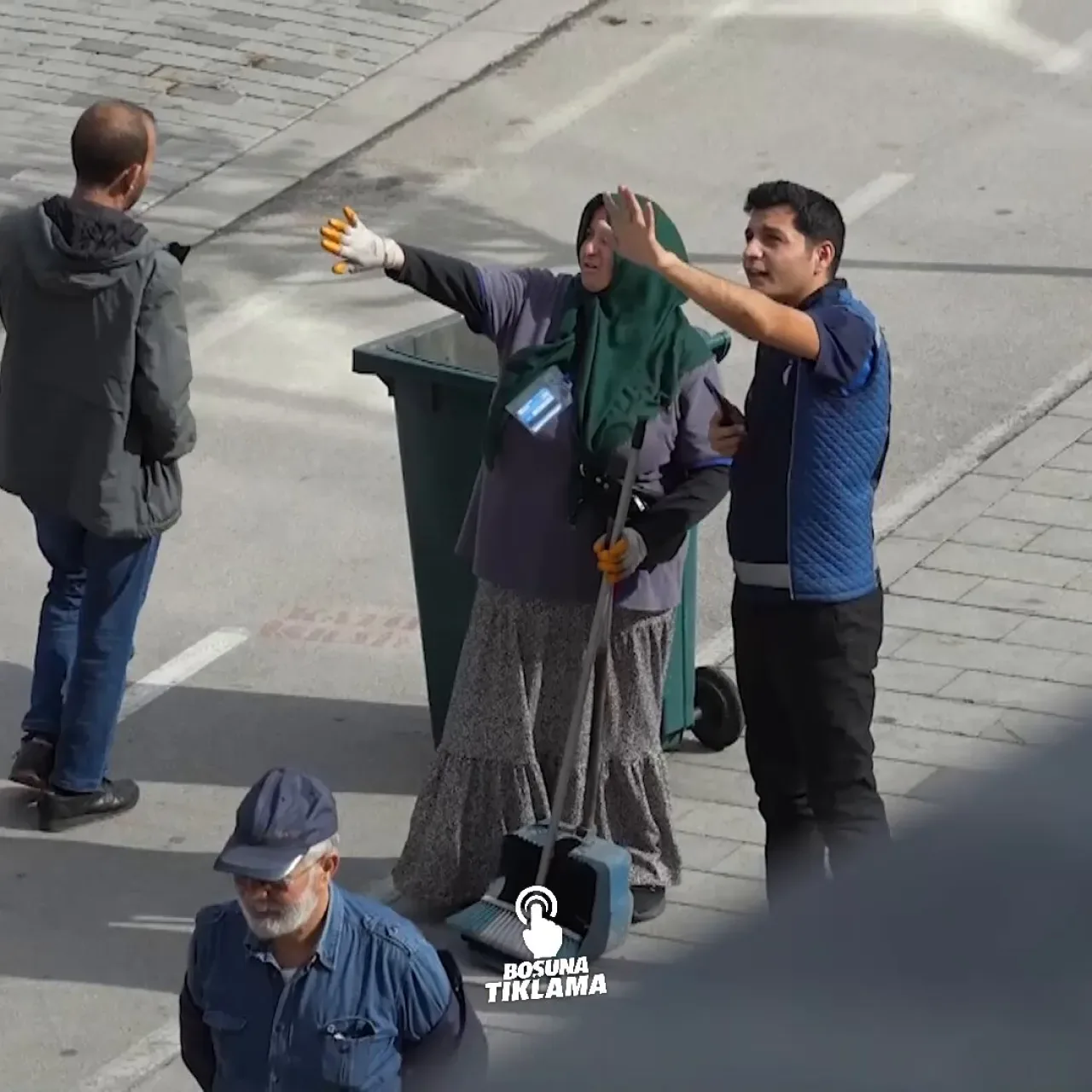 Düzce'de Yapılan Sosyal Deneyde Vatandaşlar Türk Bayrağını Yere Düşürmedi Düzce'de Yapılan Sosyal Deneyde Vatandaşlar Türk Bayrağını Yere Düşürmedi