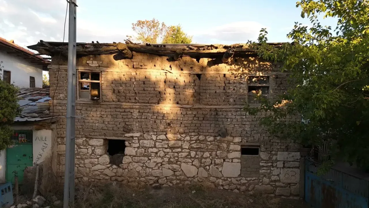 Burdur'da Roma İmparatoru Caracalla'nın Mektubu Ev İnşaatında Kullanılmış Burdur'da Roma İmparatoru Caracalla'nın Mektubu Ev İnşaatında Kullanılmış