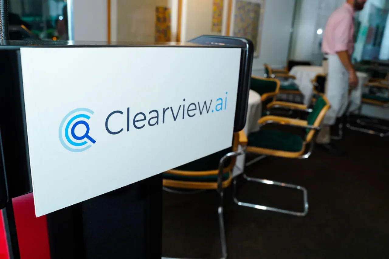Clearview AI'ya Yüz Tanıma Teknolojisiyle İlgili Suç Duyurusunda Bulunuldu Clearview AI'ya Yüz Tanıma Teknolojisiyle İlgili Suç Duyurusunda Bulunuldu