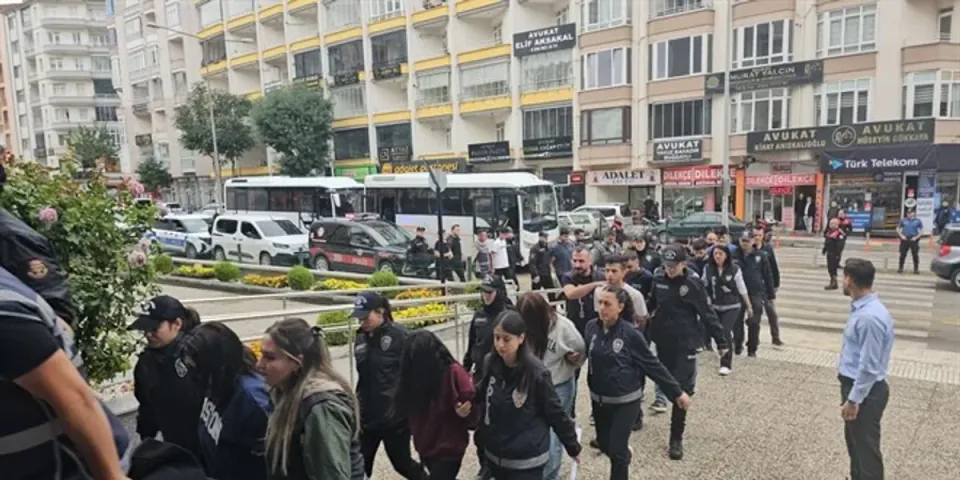 "Güvenli ödeme" tuzağıyla 55 ilde araç dolandırıcılığı: 15 tutuklama görseli