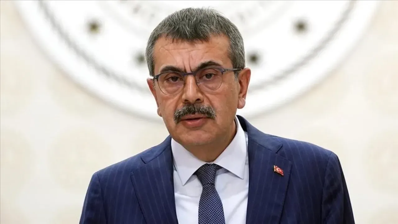 Okullarda Cumhurbaşkanı Posterinin Asılması Hukuki Zorunluluk Mu? Okullarda Cumhurbaşkanı Posterinin Asılması Hukuki Zorunluluk Mu?