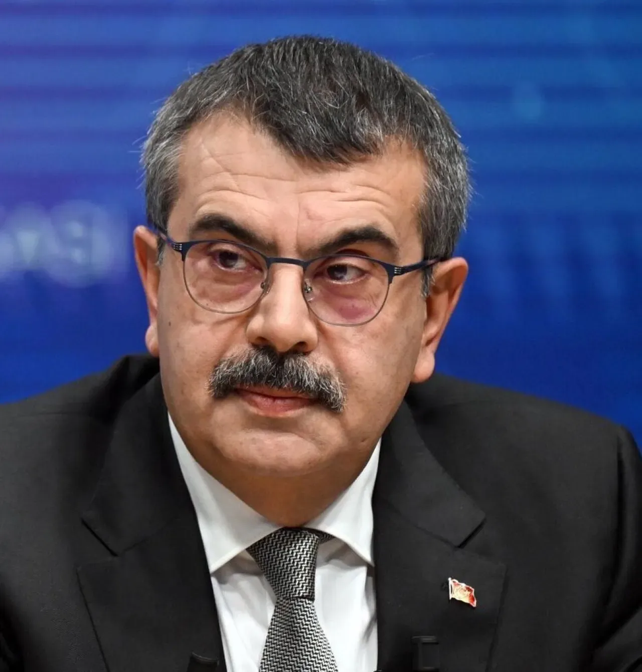 Okullara Cumhurbaşkanı Erdoğan Posteri Asılması Hukuki Zorunluluk Mu? Okullara Cumhurbaşkanı Erdoğan Posteri Asılması Hukuki Zorunluluk Mu?