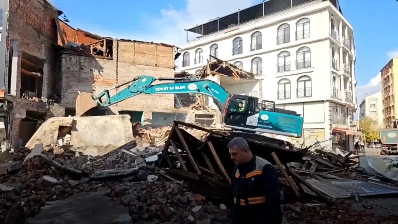 Balıkesir Sındırgı'da 6.1 Büyüklüğündeki Depremin Ardından Enkaz Kaldırma Çalışmaları Başladı Balıkesir Sındırgı'da 6.1 Büyüklüğündeki Depremin Ardından Enkaz Kaldırma Çalışmaları Başladı