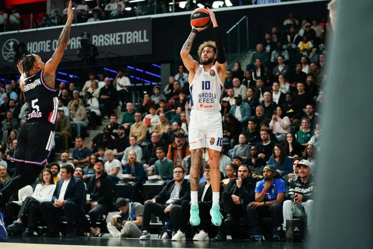 Anadolu Efes, Paris Basket Karşısında Zorlu Bir İlk Devre Geçirdi Anadolu Efes, Paris Basket Karşısında Zorlu Bir İlk Devre Geçirdi