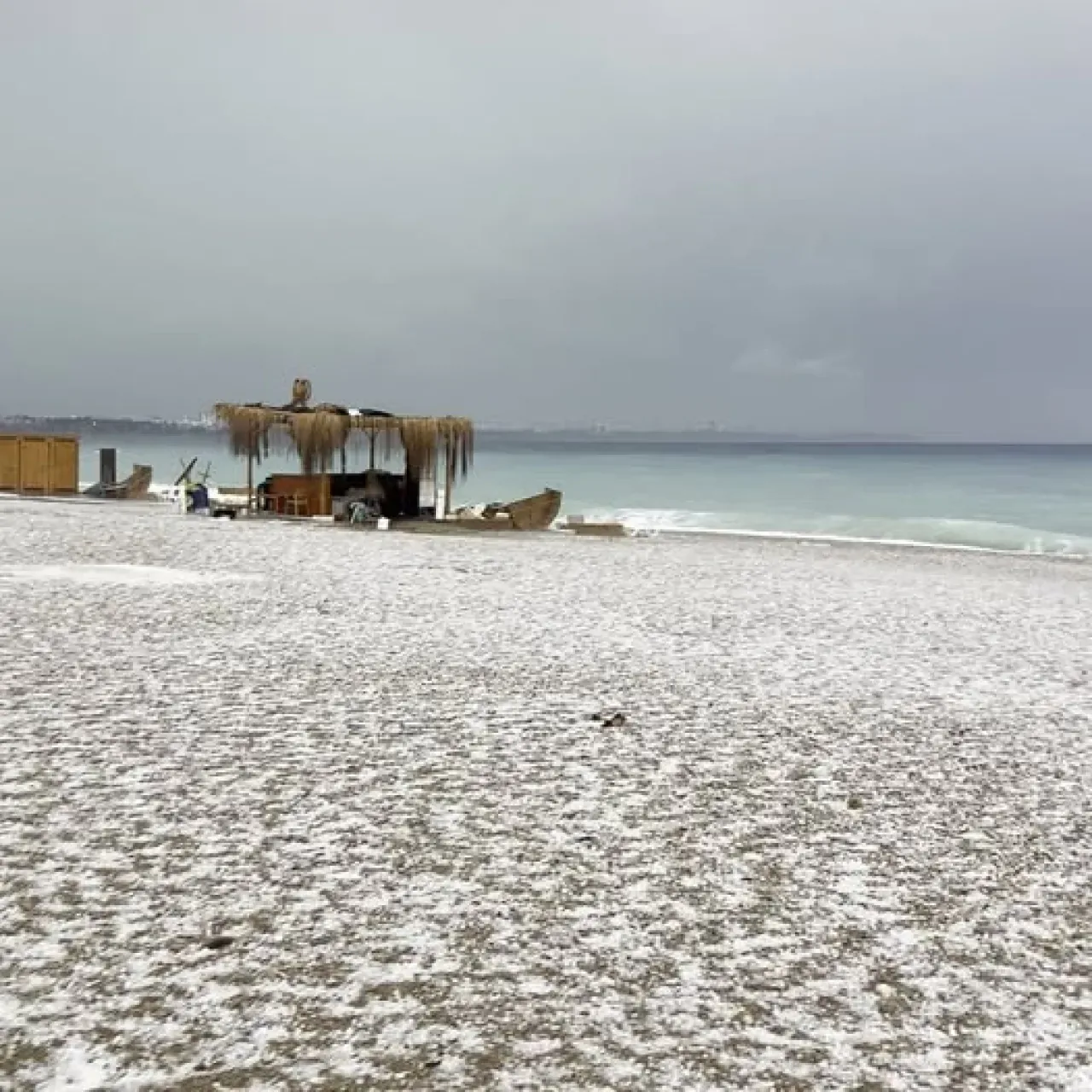 Antalya'da Konyaaltı Sahili Dolu Yağışıyla Beyaza Büründü Antalya'da Konyaaltı Sahili Dolu Yağışıyla Beyaza Büründü