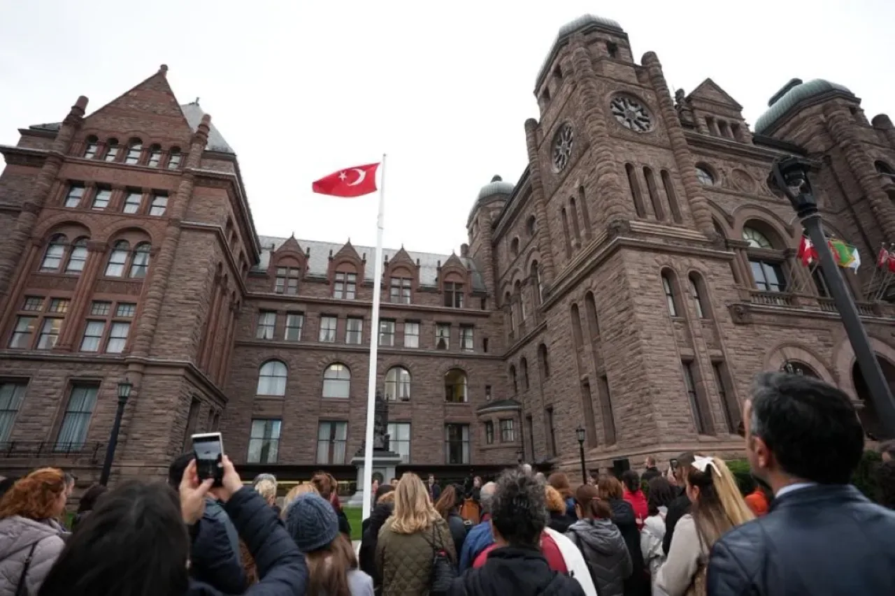 Toronto'da Cumhuriyet Bayramı Coşkusu: Türk Bayrağı Törenle Göndere Çekildi Toronto'da Cumhuriyet Bayramı Coşkusu: Türk Bayrağı Törenle Göndere Çekildi