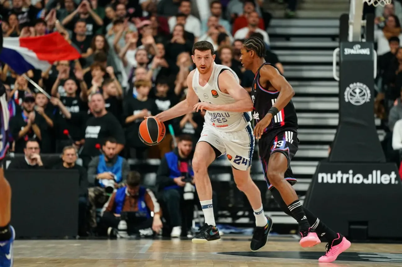 Anadolu Efes, Paris Basket'i Deplasmanda Mağlup Etti Anadolu Efes, Paris Basket'i Deplasmanda Mağlup Etti