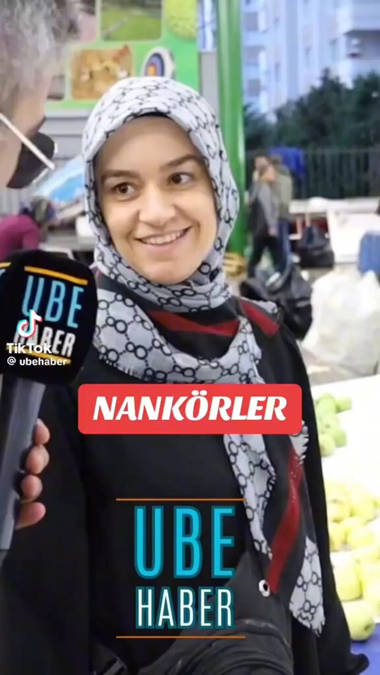 Vatandaştan Pahalılık Yorumu: "Çilek Yemek Zorunda Değiller, Elma Yesinler" Vatandaştan Pahalılık Yorumu: "Çilek Yemek Zorunda Değiller, Elma Yesinler"