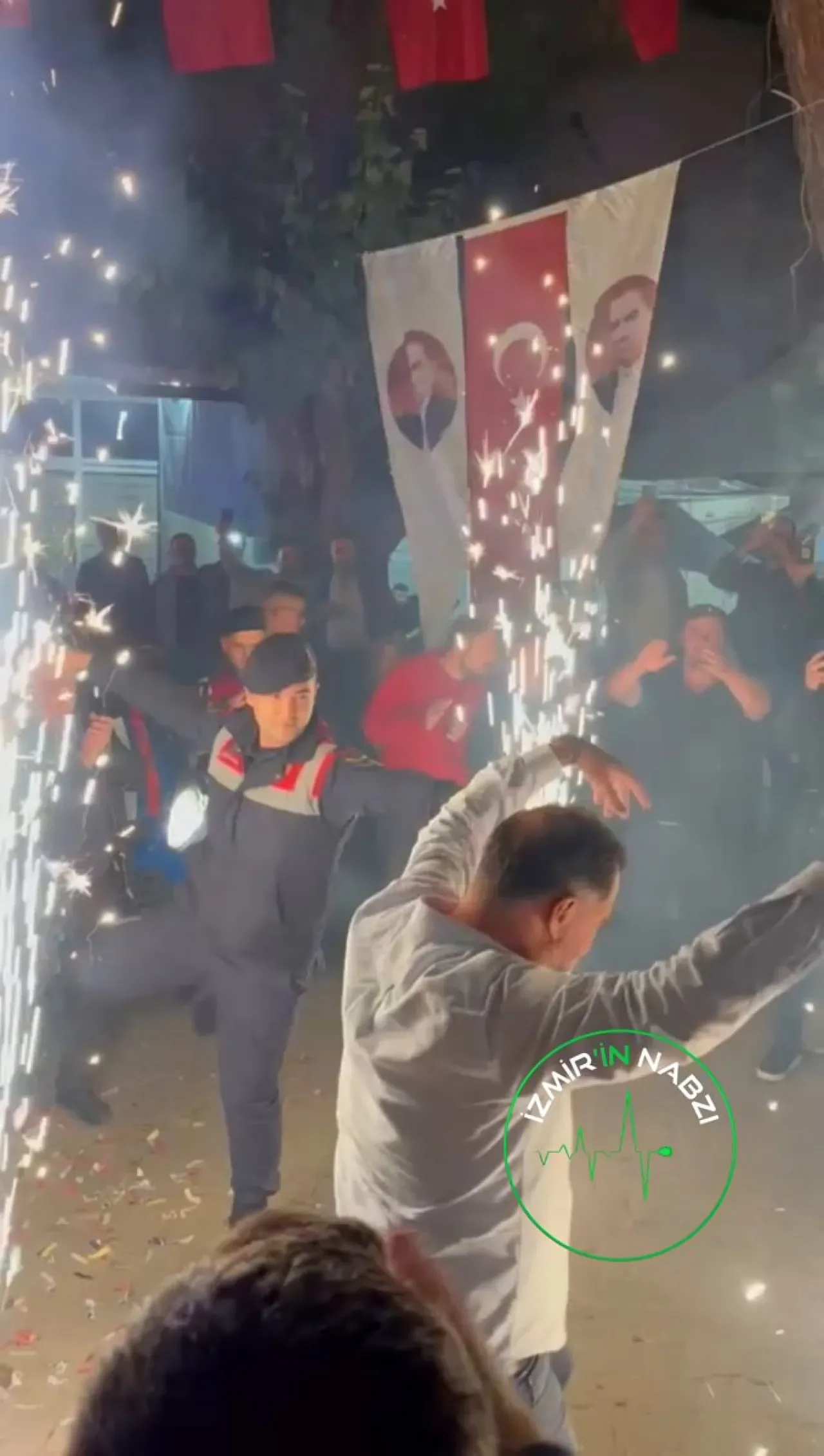 İzmir'de Jandarma ve Vatandaşların Sıcak Buluşması: Zeybek Halkası İzmir'de Jandarma ve Vatandaşların Sıcak Buluşması: Zeybek Halkası
