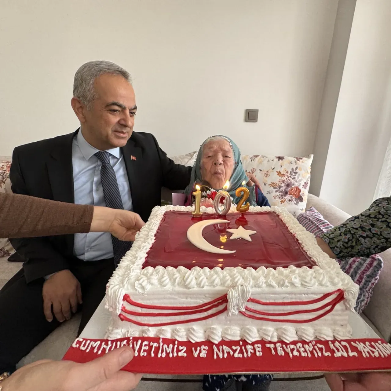 Cumhuriyet'le Yaşıt Nazife Nine'den Gençlere Tarihi Uyarı: "Vatanımıza Sahip Çıkın" Cumhuriyet'le Yaşıt Nazife Nine'den Gençlere Tarihi Uyarı: "Vatanımıza Sahip Çıkın"