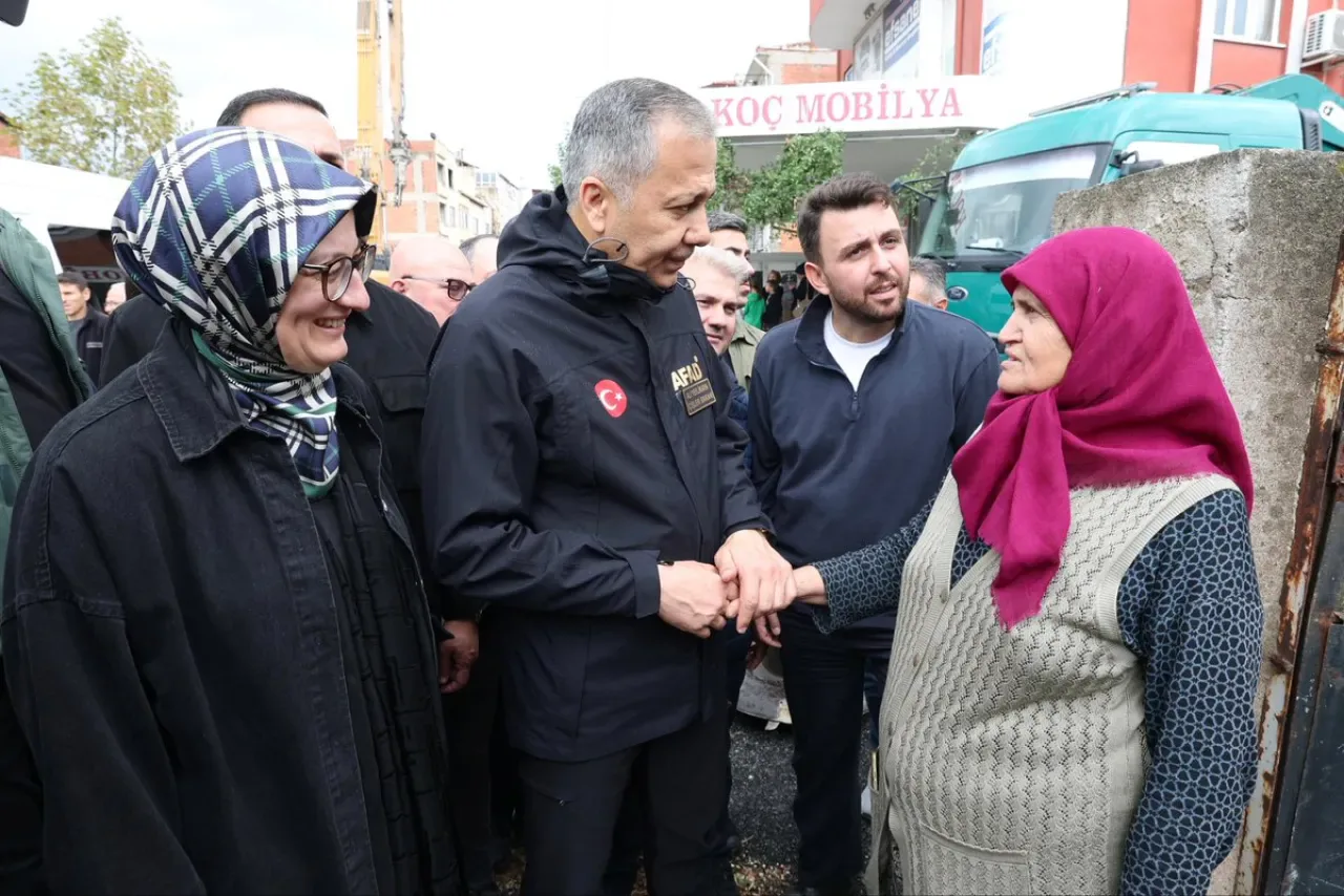 Balıkesir Sındırgı'da 6.1 Büyüklüğündeki Deprem Sonrası İçişleri Bakanı Yerlikaya Bölgede Balıkesir Sındırgı'da 6.1 Büyüklüğündeki Deprem Sonrası İçişleri Bakanı Yerlikaya Bölgede