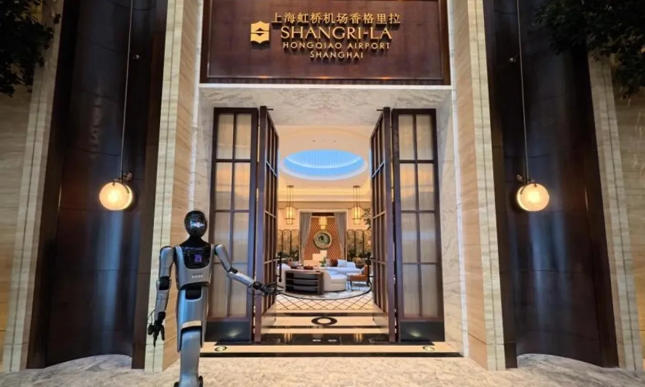 Shanghai Hongqiao Havalimanı'nda İnsansı Servis Robotu Hizmete Başladı Shanghai Hongqiao Havalimanı'nda İnsansı Servis Robotu Hizmete Başladı