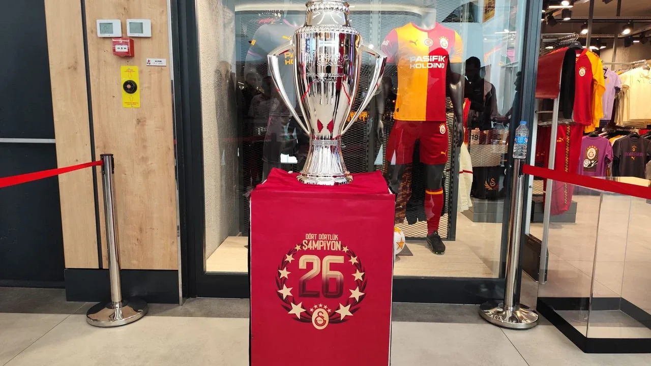 Galatasaray'ın 26. Şampiyonluk Kupası Erzincan'da Taraftarlarla Buluştu Galatasaray'ın 26. Şampiyonluk Kupası Erzincan'da Taraftarlarla Buluştu