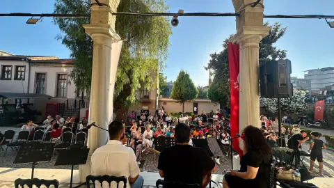 İzmir'de Dünya Mülteciler Günü'ne Anlamlı Etkinlik: 'Kuşlar Gibi Özgür'