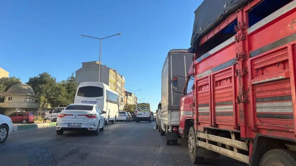 Kırklareli'de Çarşamba Pazarı Trafiği: Belediye Önlem Aldı, Merkez Sokaakları Yine Kilitlendi görseli