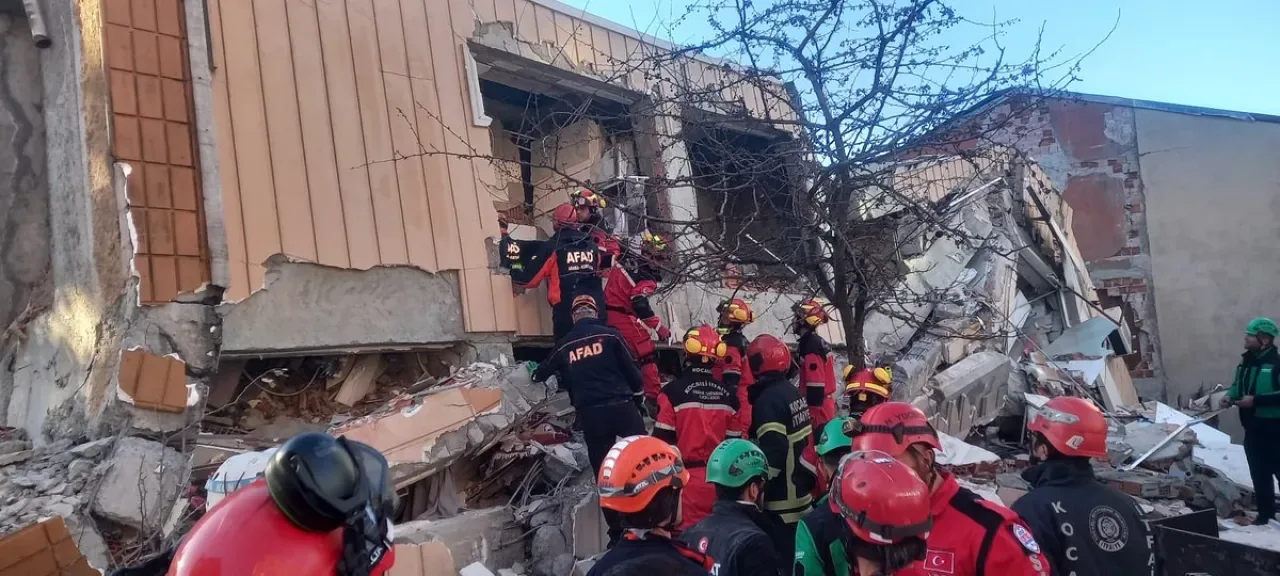 Gebze'de Bina Çöktü: 5 Kişi Enkaz Altında Gebze'de Bina Çöktü: 5 Kişi Enkaz Altında