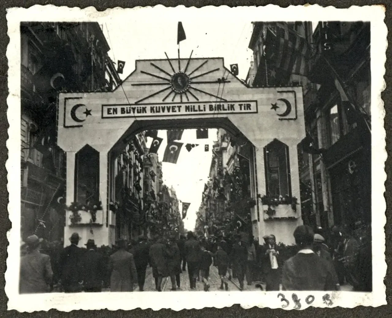 Cumhuriyet'in İlk Yıllarından Tarihi 29 Ekim Kutlamaları: Nadir Fotoğraflarla Bir Döneme Tanıklık Cumhuriyet'in İlk Yıllarından Tarihi 29 Ekim Kutlamaları: Nadir Fotoğraflarla Bir Döneme Tanıklık