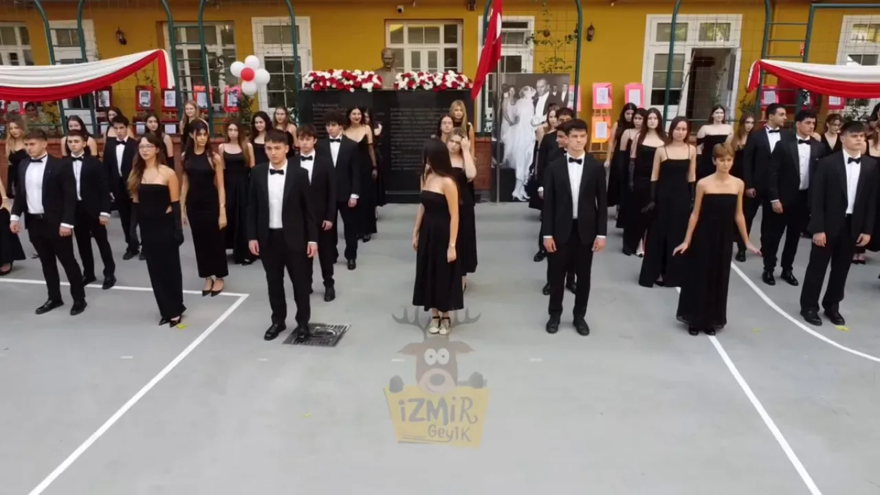 İzmir Saint Joseph Lisesi Öğrencilerinden Cumhuriyet Coşkusuyla Zeybek Gösterisi İzmir Saint Joseph Lisesi Öğrencilerinden Cumhuriyet Coşkusuyla Zeybek Gösterisi