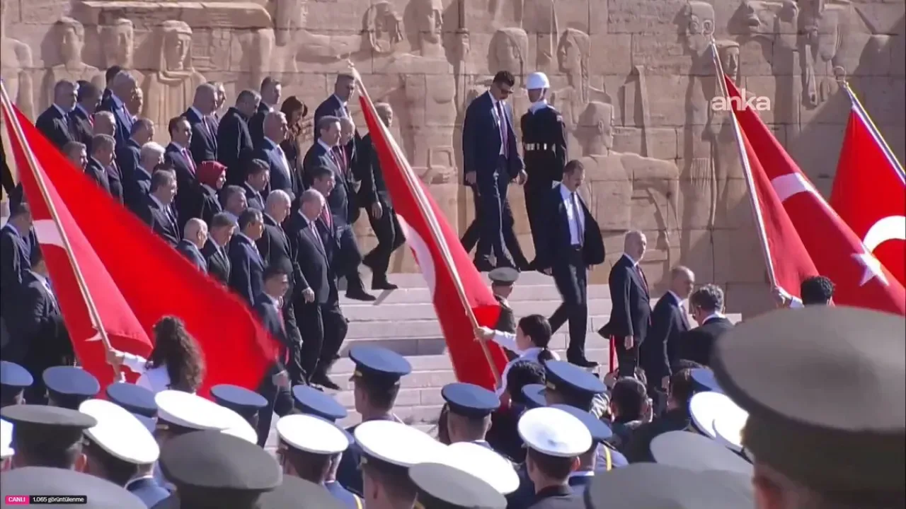 Anıtkabir'de Cumhurbaşkanı Erdoğan için Sloganlar Atıldı Anıtkabir'de Cumhurbaşkanı Erdoğan için Sloganlar Atıldı