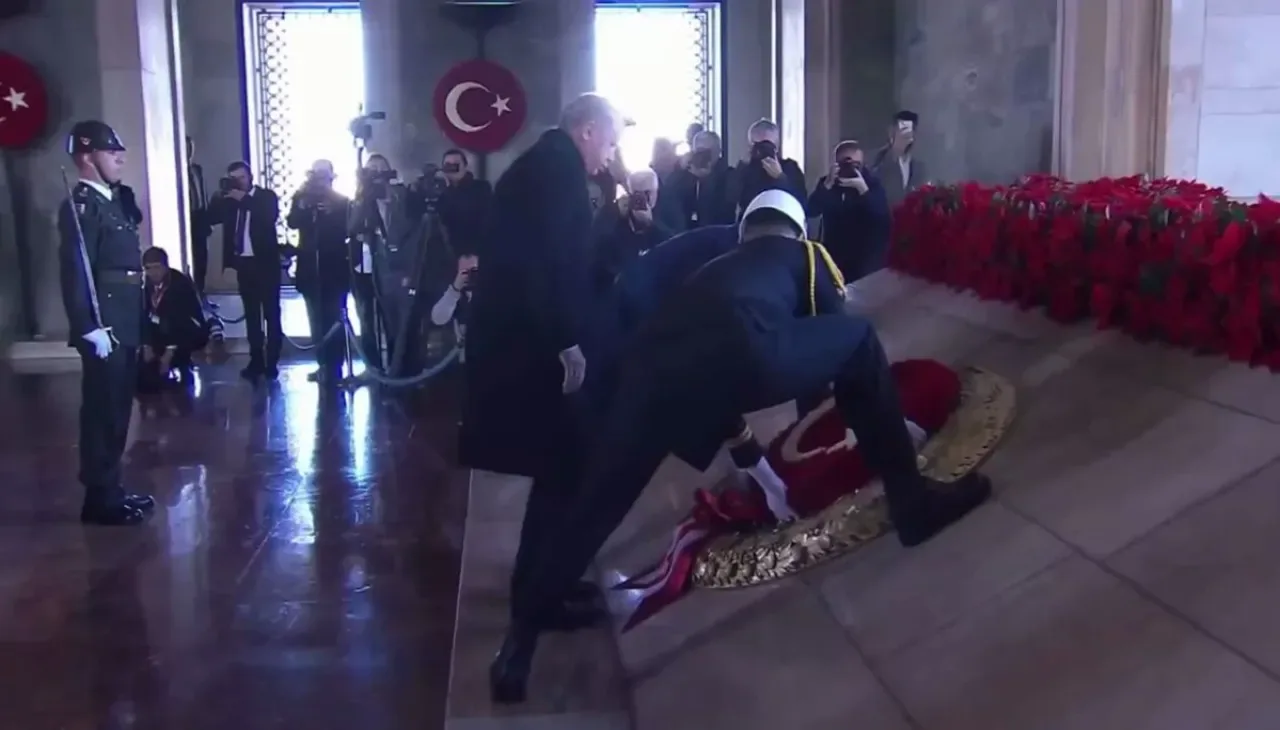 Cumhurbaşkanı Erdoğan, Anıtkabir'i Ziyaret Etti Cumhurbaşkanı Erdoğan, Anıtkabir'i Ziyaret Etti