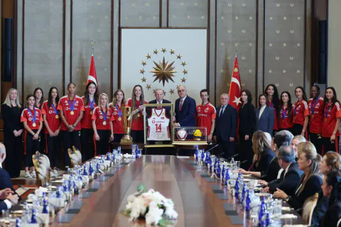 Erdoğan, Avrupa ve Akdeniz şampiyonu voleybolcuları Külliye'de kabul etti