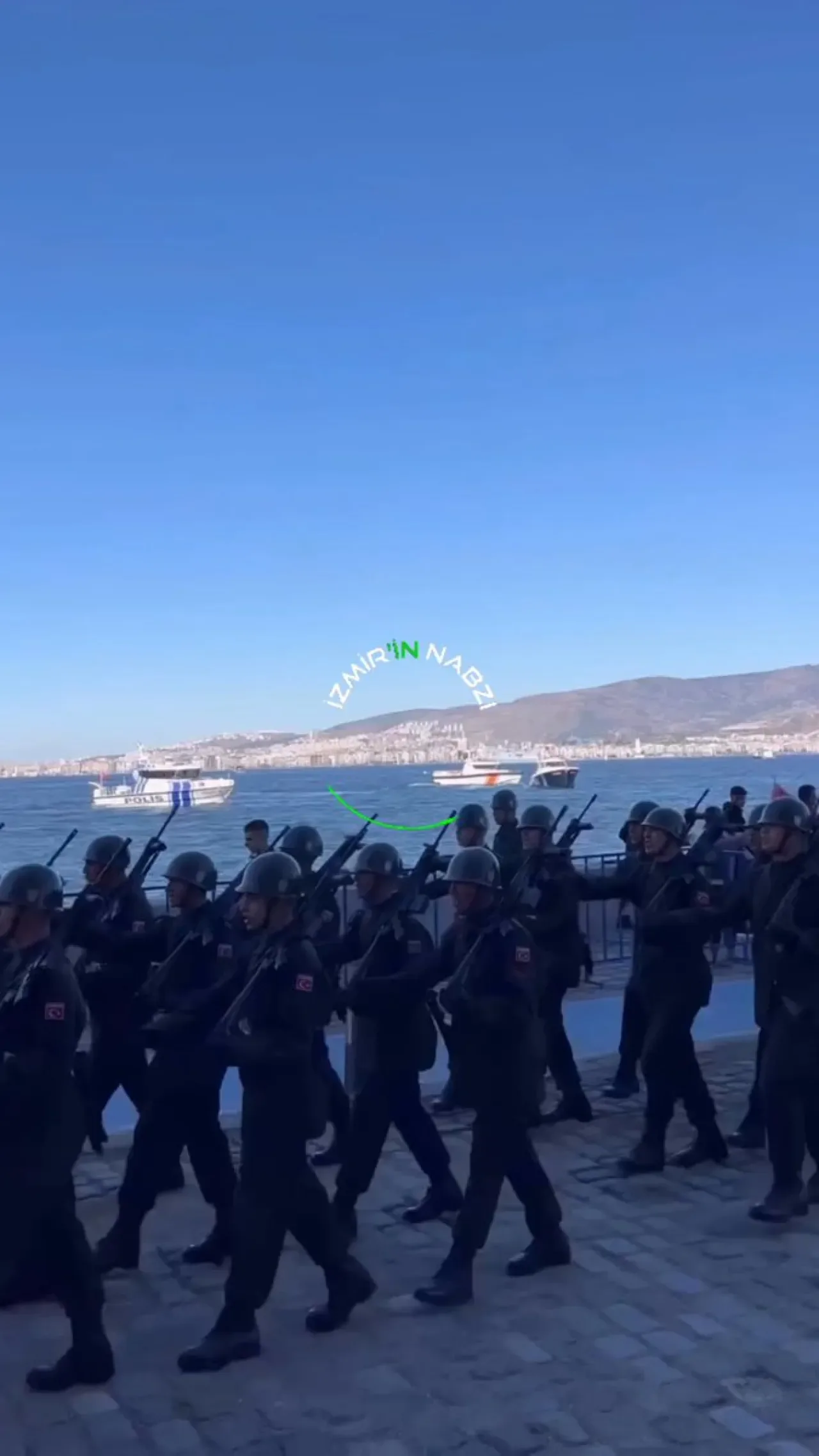 İzmir'deki Geçit Töreninde Askerler İzmir Marşı'nı Seslendirdi İzmir'deki Geçit Töreninde Askerler İzmir Marşı'nı Seslendirdi
