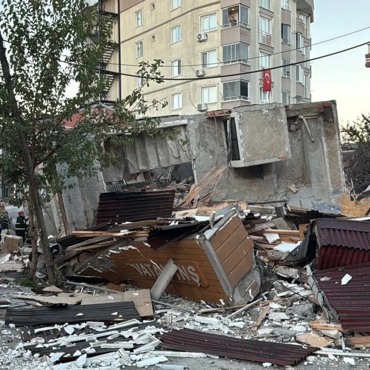 Gebze'de Çöken Bina Enkazından Bir Çocuğun Daha Cansız Bedeni Çıkarıldı Gebze'de Çöken Bina Enkazından Bir Çocuğun Daha Cansız Bedeni Çıkarıldı
