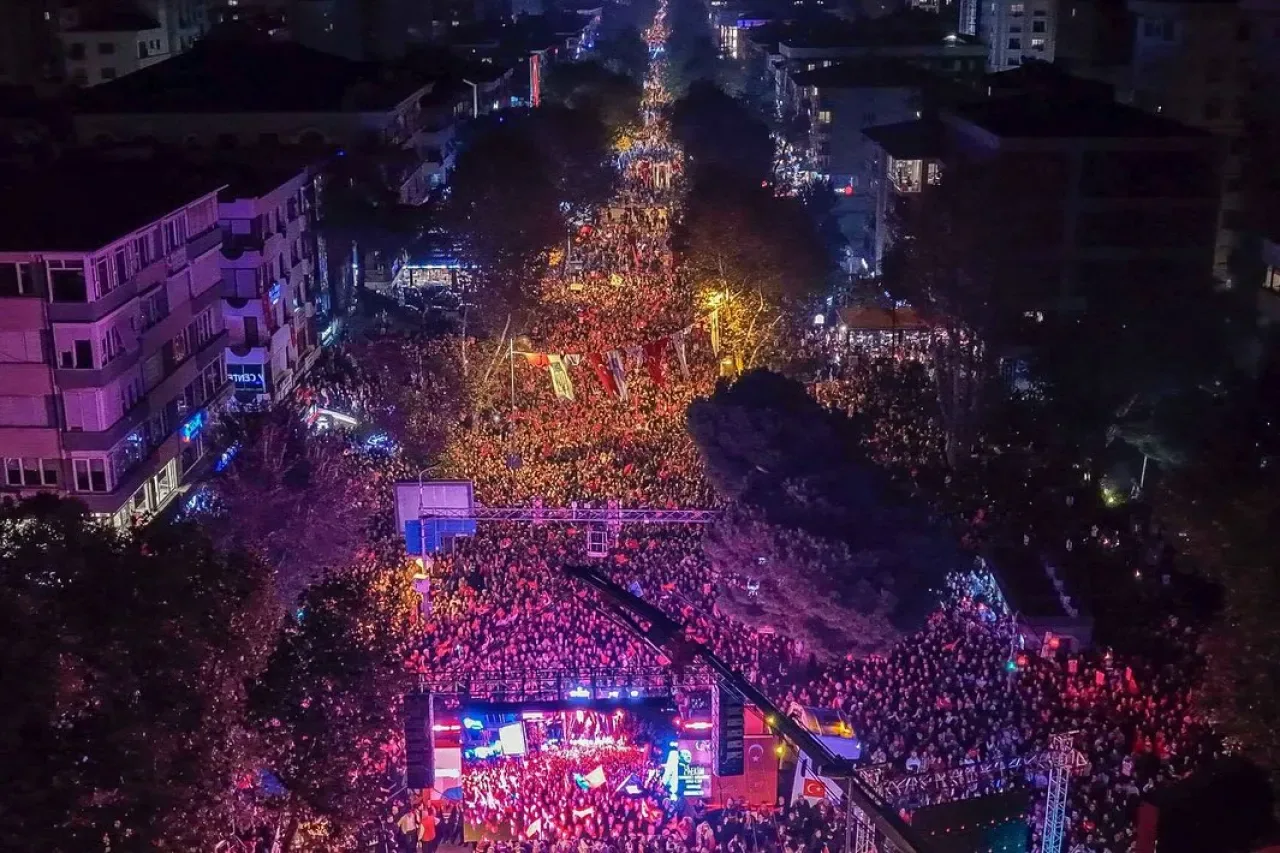CHP Lideri Özgür Özel'den Kadıköy'de Tarihi Cumhuriyet Mitingi: "Bu Cumhuriyeti Kolay Teslim Etmeyiz" CHP Lideri Özgür Özel'den Kadıköy'de Tarihi Cumhuriyet Mitingi: "Bu Cumhuriyeti Kolay Teslim Etmeyiz"
