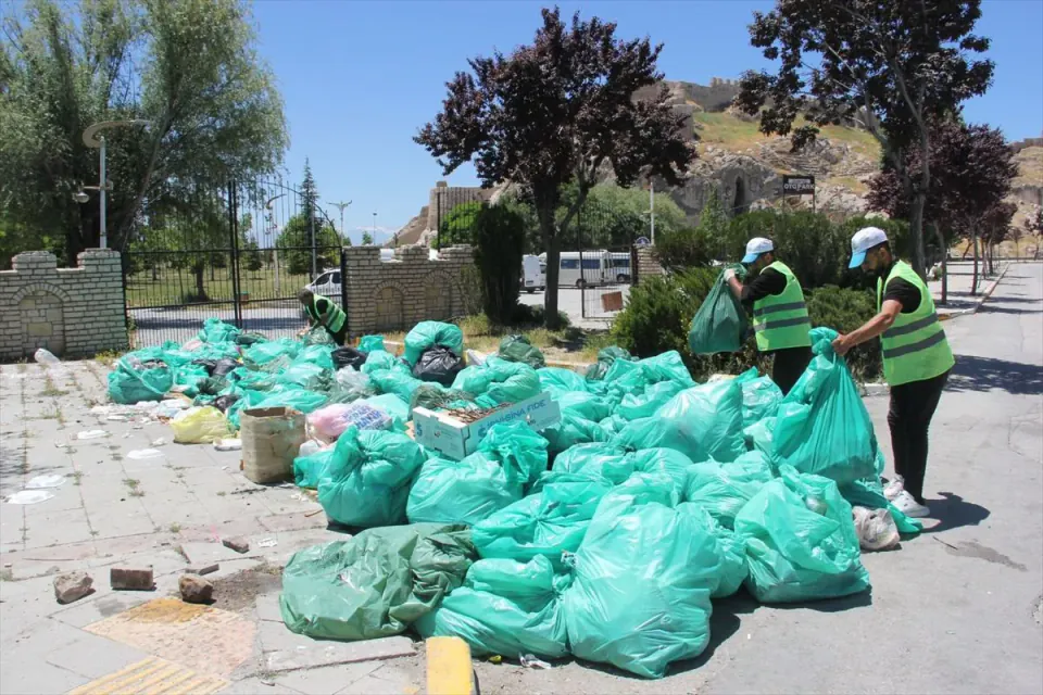 Van Atatürk Kültür Parkı'nda Dev Temizlik: 3 Ton Çöp Toplandı görseli