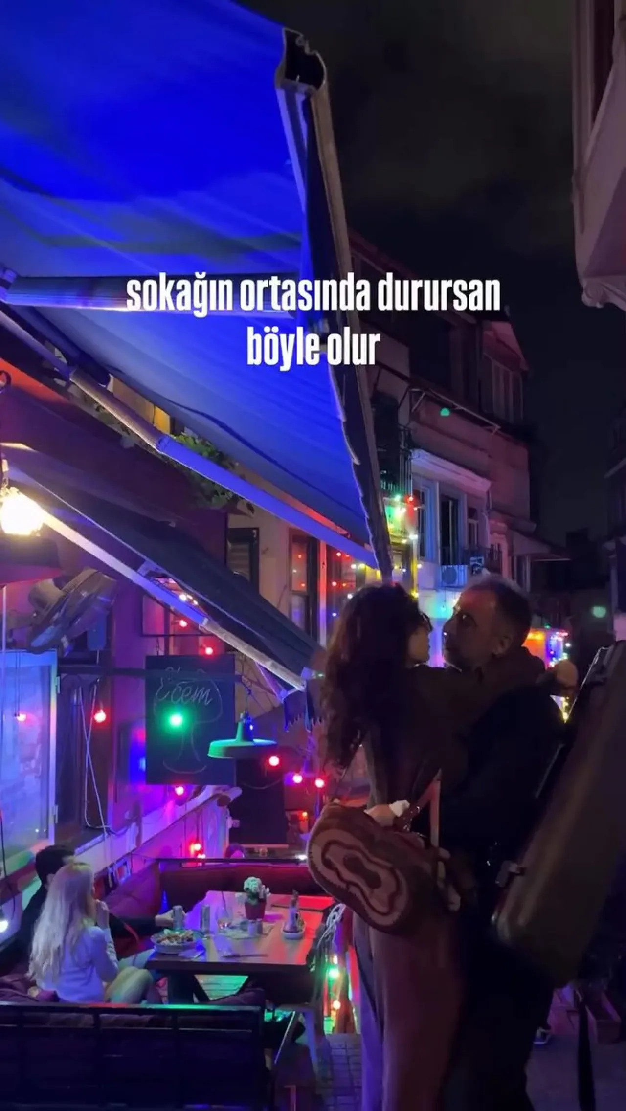 Sokakta Romantik Anlarını Kaydeden Çiftin Kamerasına Vatandaş Sürprizi Sokakta Romantik Anlarını Kaydeden Çiftin Kamerasına Vatandaş Sürprizi