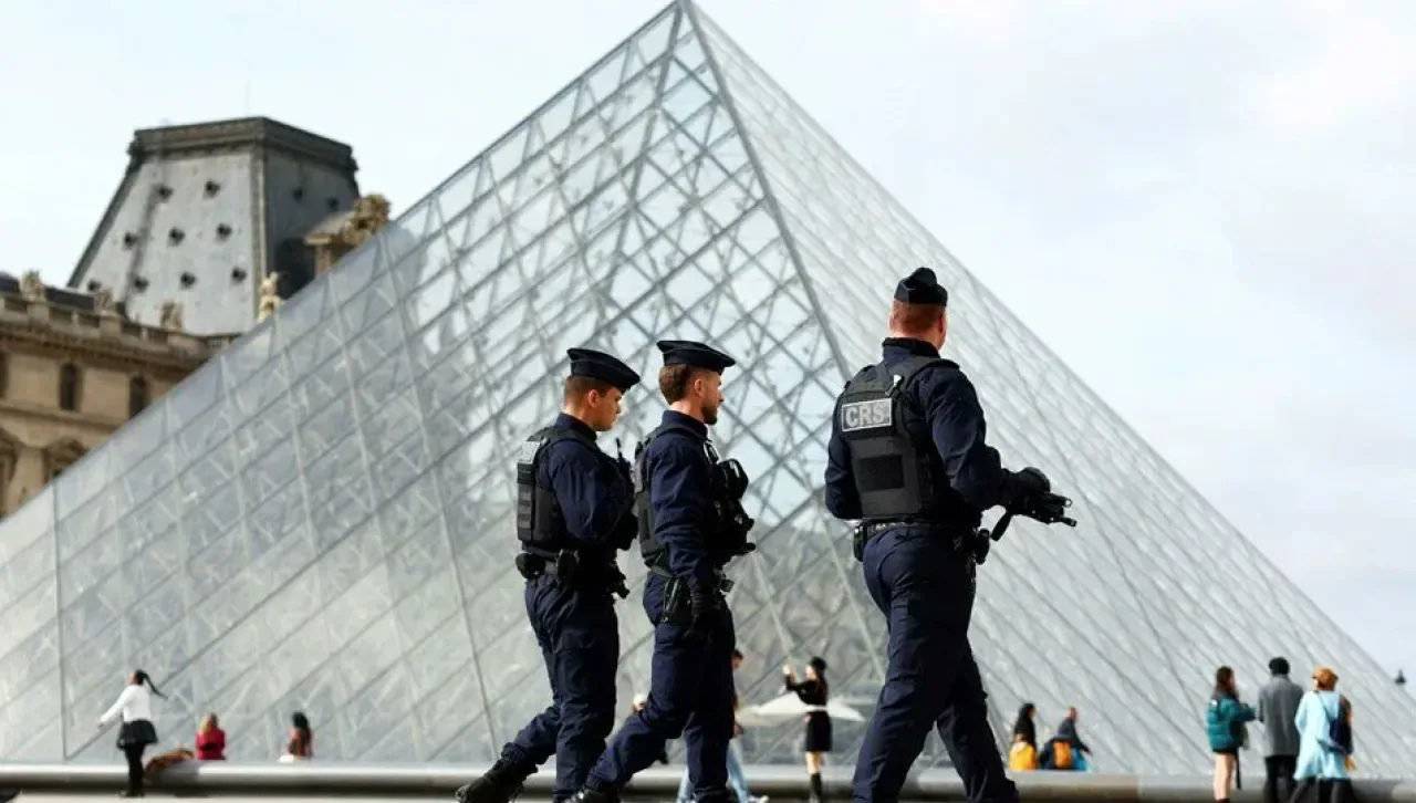 Louvre Soygununda Tutuklanan İki Şüpheli Suçlarını İtiraf Etti Louvre Soygununda Tutuklanan İki Şüpheli Suçlarını İtiraf Etti