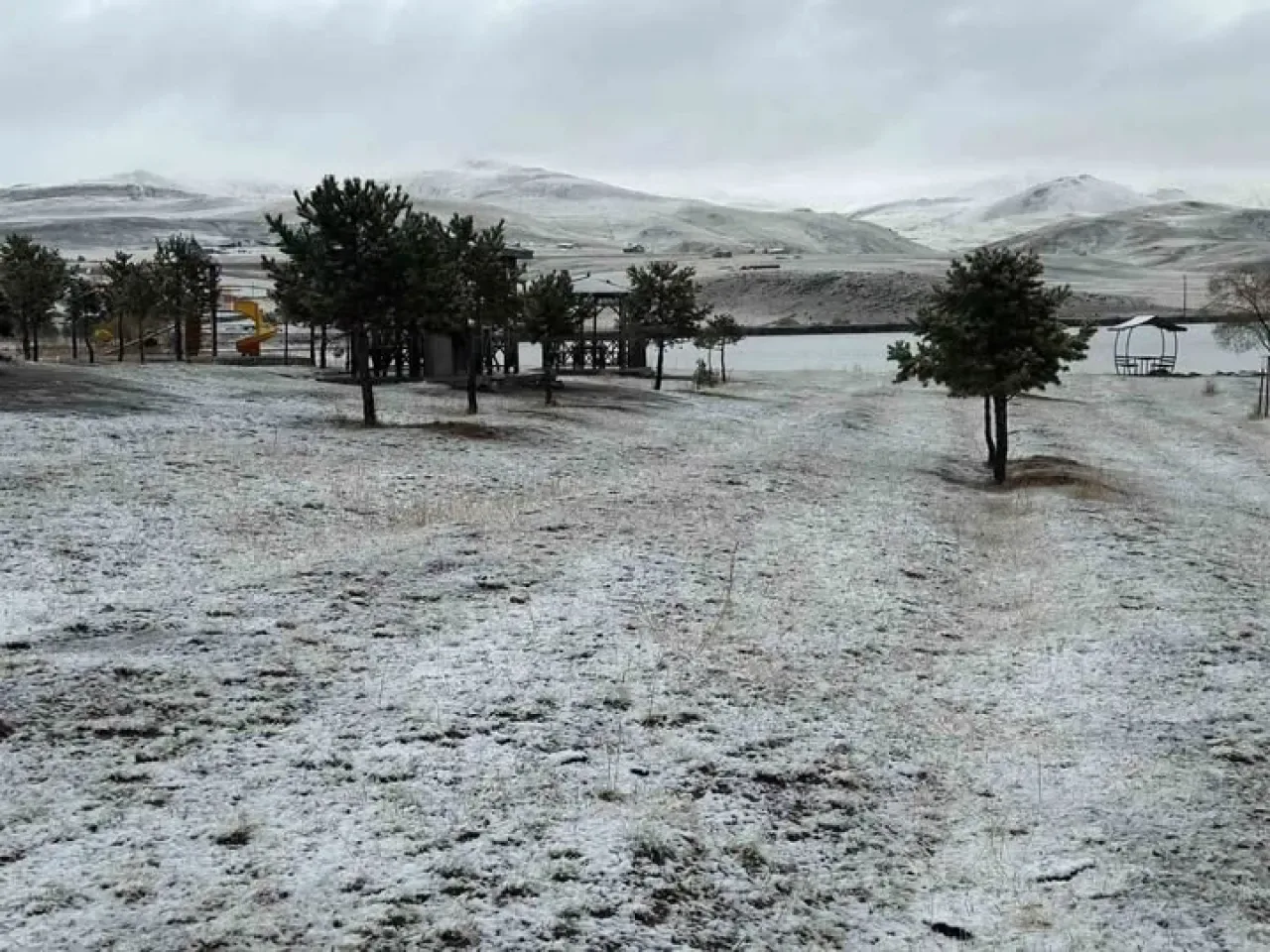 Karayazı'da Mevsimin İlk Karı Etkili Oldu Karayazı'da Mevsimin İlk Karı Etkili Oldu