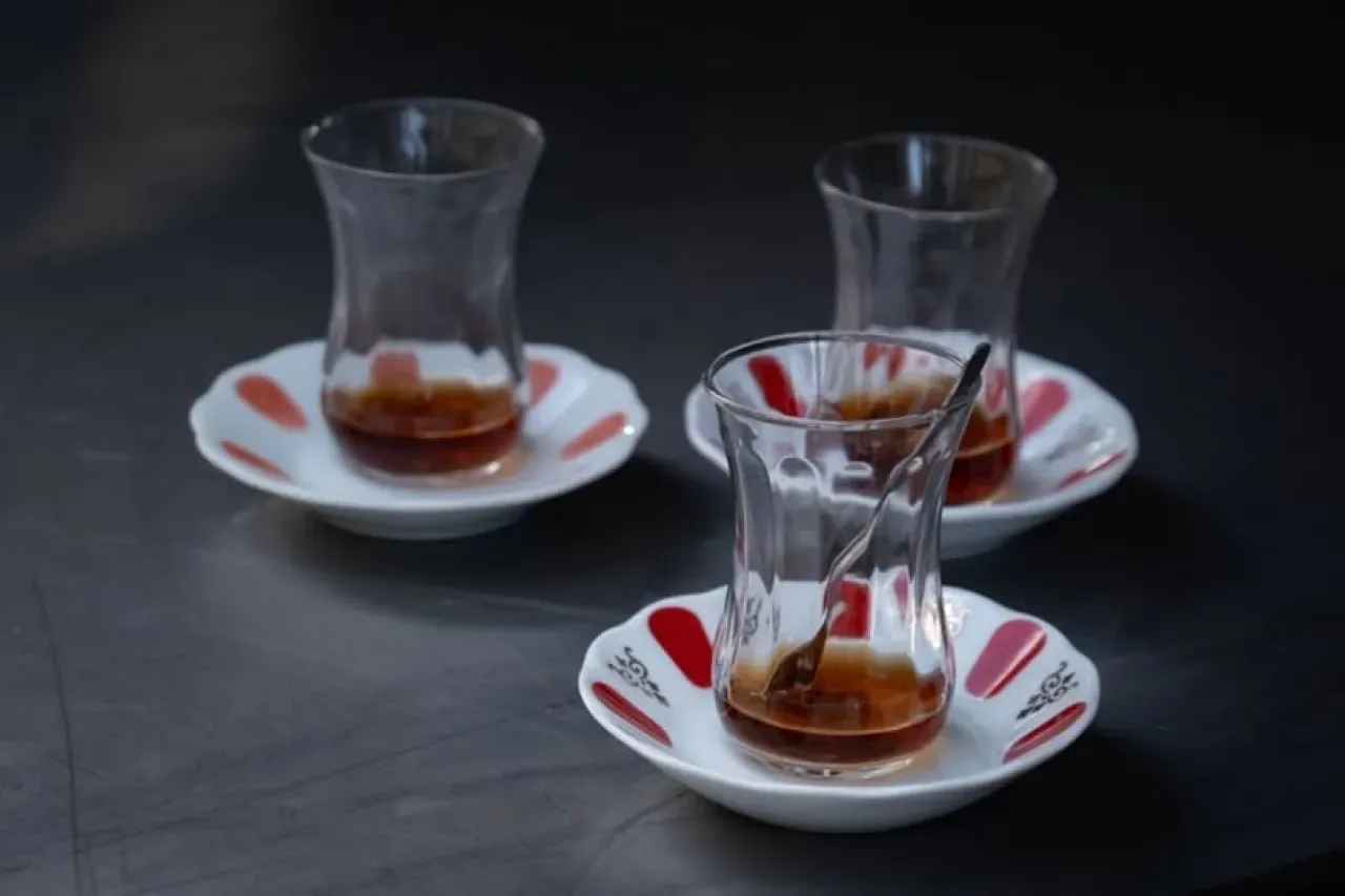 Sararan Çay Bardağı Nasıl Parlatılır? Evde Uygulayabileceğiniz Pratik Yöntemler Sararan Çay Bardağı Nasıl Parlatılır? Evde Uygulayabileceğiniz Pratik Yöntemler