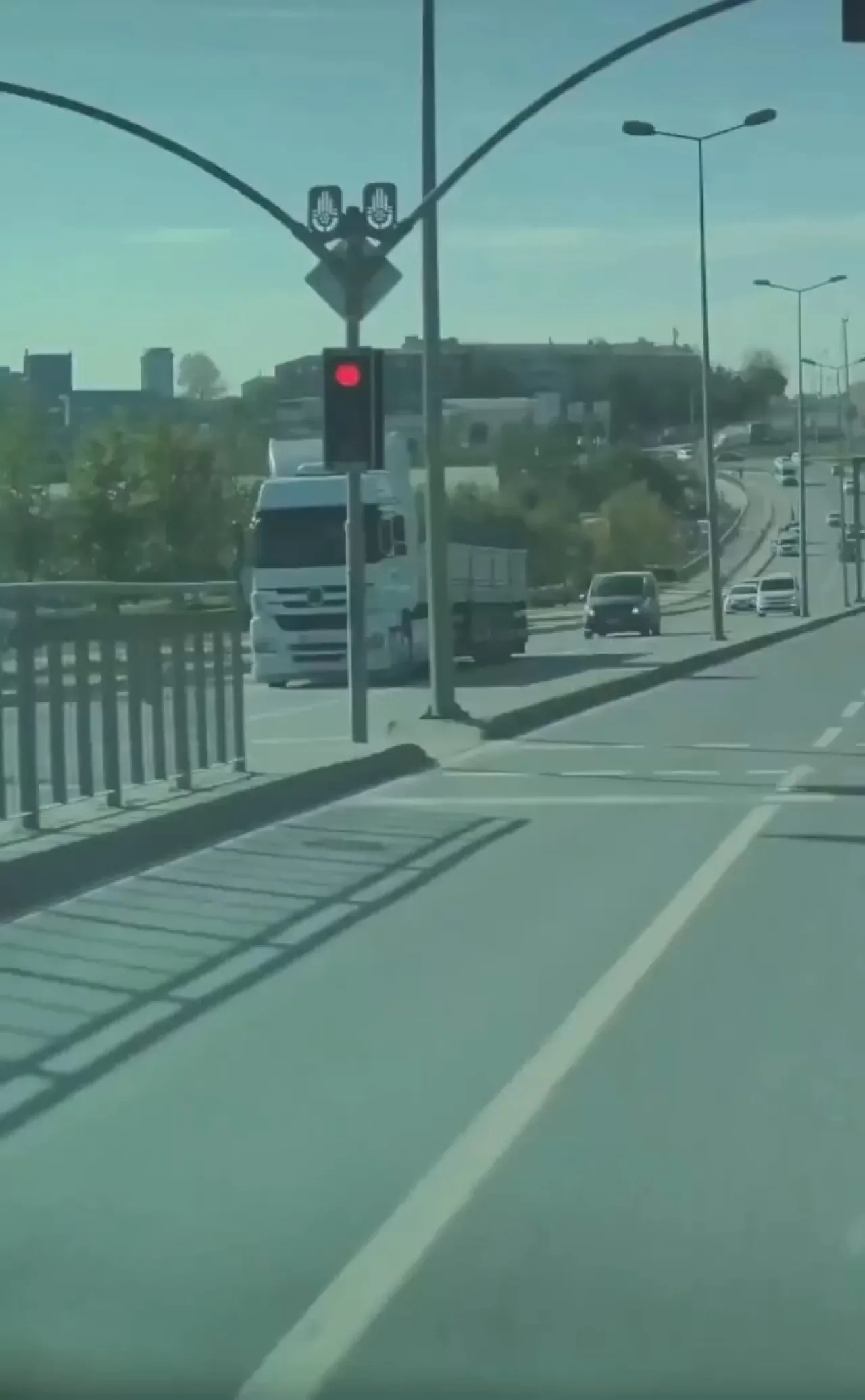İstanbul'da Kırmızı Işık İhlali: Bisikletli Çocuk Kaza ile Burun Buruna Geldi İstanbul'da Kırmızı Işık İhlali: Bisikletli Çocuk Kaza ile Burun Buruna Geldi