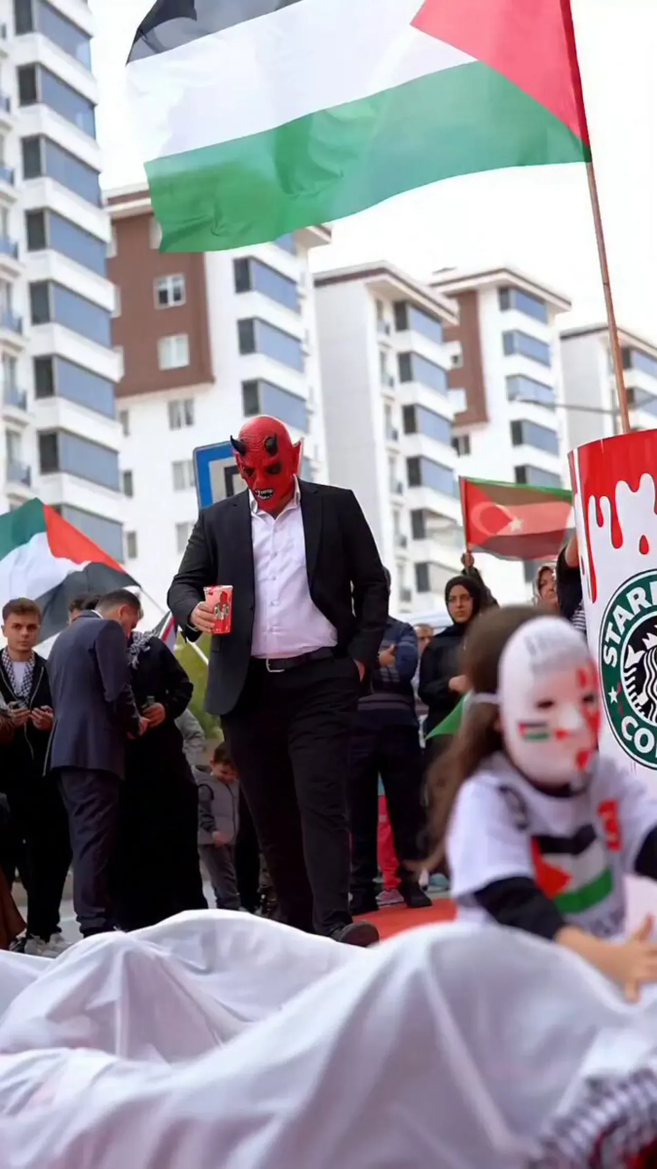 Kahramanmaraş'ta İsrail Protestosunda Şeytan Maskeli Kişiden Starbucks Bardaklı Protesto Kahramanmaraş'ta İsrail Protestosunda Şeytan Maskeli Kişiden Starbucks Bardaklı Protesto