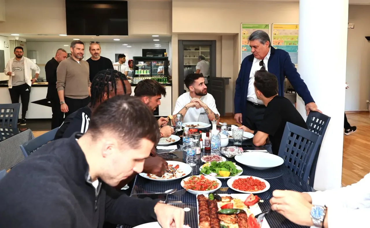 Beşiktaş Başkanı Adalı, Fenerbahçe Derbisi Öncesinde Futbolcularla Bir Araya Geldi Beşiktaş Başkanı Adalı, Fenerbahçe Derbisi Öncesinde Futbolcularla Bir Araya Geldi