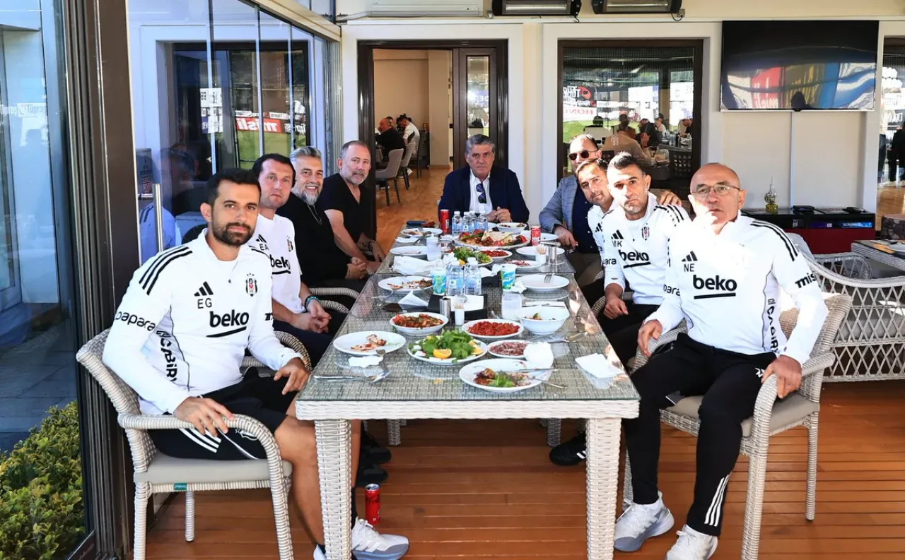 Beşiktaş Başkanı Adalı, Futbol Takımı ile Derbi Öncesi Moral Yemeğinde Bir Araya Geldi Beşiktaş Başkanı Adalı, Futbol Takımı ile Derbi Öncesi Moral Yemeğinde Bir Araya Geldi