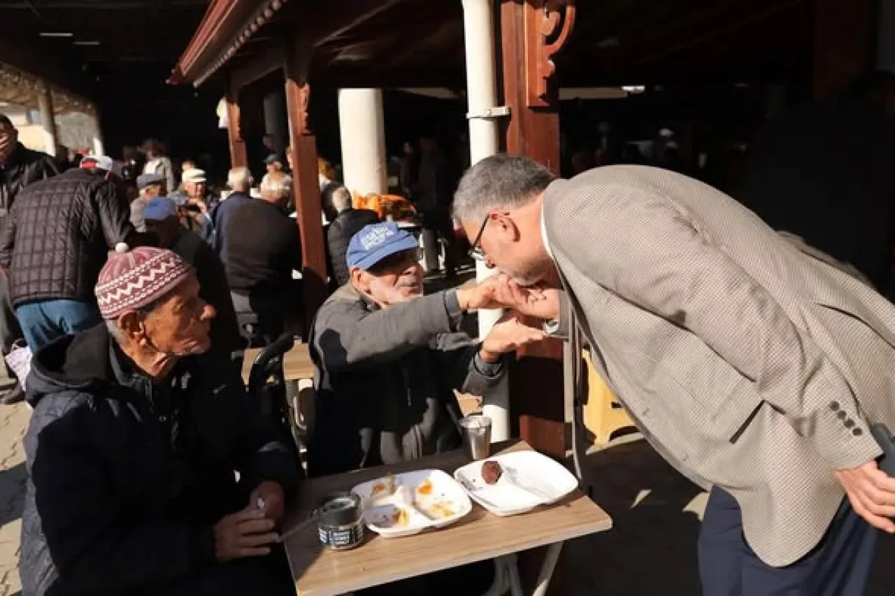 Kepsut Belediye Başkanı İsmail Cankul, Vatandaşlarla Pazaryerinde Buluştu Kepsut Belediye Başkanı İsmail Cankul, Vatandaşlarla Pazaryerinde Buluştu