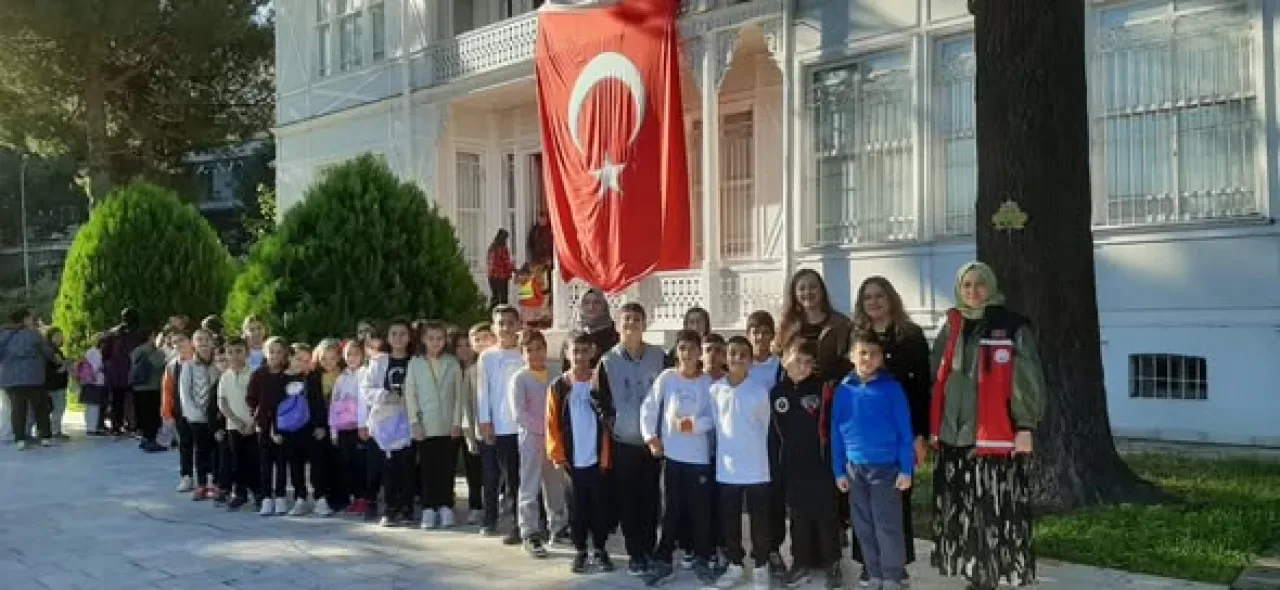 Bursa'da Öğrenciler Atatürk Evi Müzesi'ni Ziyaret Etti Bursa'da Öğrenciler Atatürk Evi Müzesi'ni Ziyaret Etti