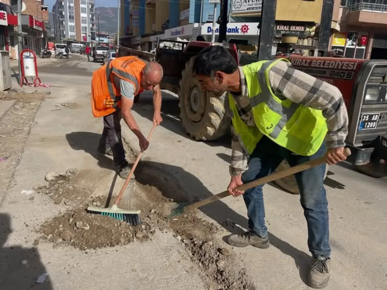 İzmir Kiraz'da Cumhuriyet Mahallesi'nde Asfalt Yama Çalışması İzmir Kiraz'da Cumhuriyet Mahallesi'nde Asfalt Yama Çalışması