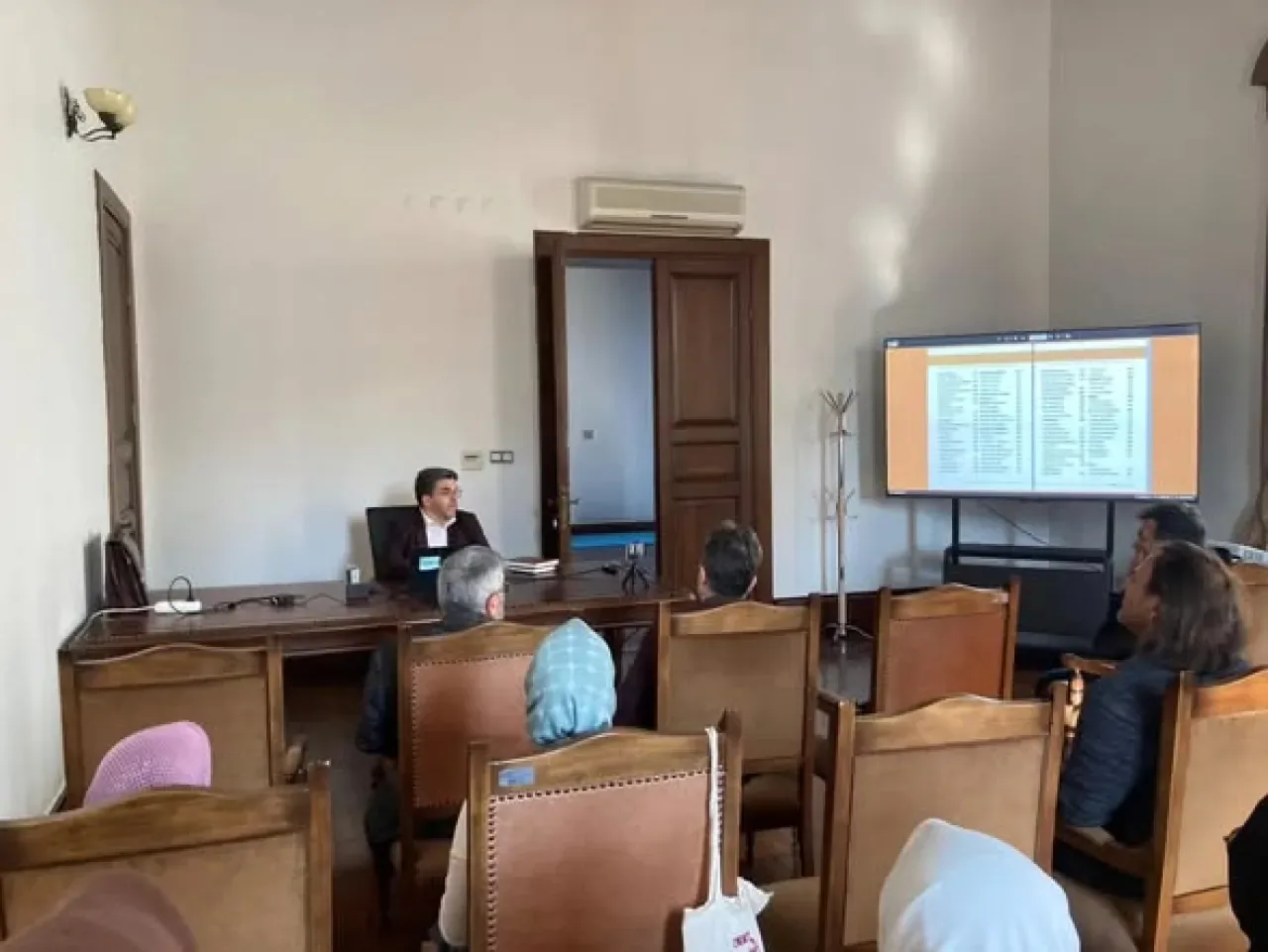 ASBÜ İlahiyat Fakültesi'nde "1 Kitap 1 Yazar" Semineri: Prof. Dr. Ahmed Ürkmez ile "Kralın Öldüğü Yer" Söyleşisi ASBÜ İlahiyat Fakültesi'nde "1 Kitap 1 Yazar" Semineri: Prof. Dr. Ahmed Ürkmez ile "Kralın Öldüğü Yer" Söyleşisi