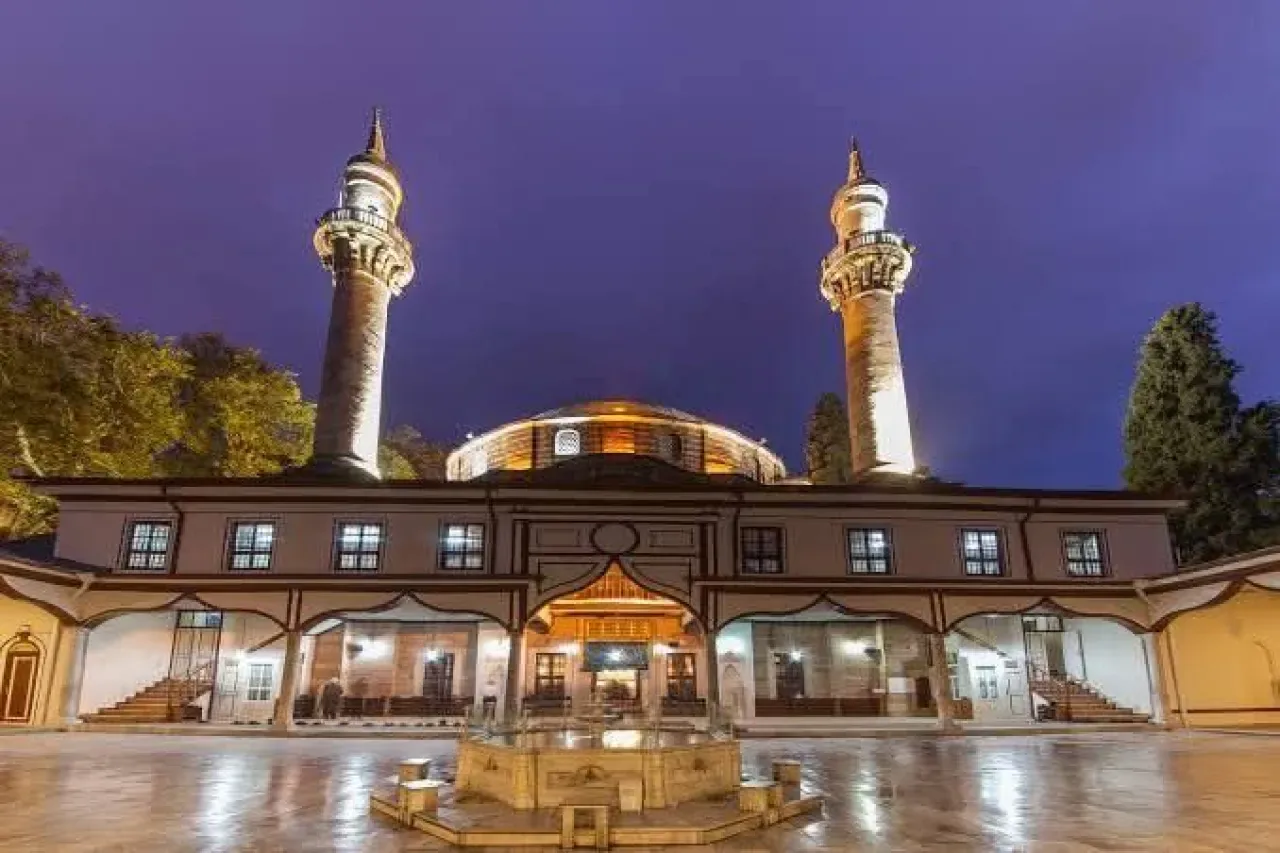 Yüksel Selçuk Türkoğlu, Cuma Mesajını Bursa'daki Tarihi Emir Sultan Camii'nden Paylaştı Yüksel Selçuk Türkoğlu, Cuma Mesajını Bursa'daki Tarihi Emir Sultan Camii'nden Paylaştı
