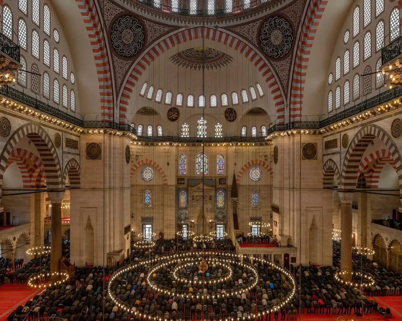 Fatih'te Cuma Namazı Hazırlığı: Süleymaniye Camii'nde Anlamlı Hafta Sonu Fatih'te Cuma Namazı Hazırlığı: Süleymaniye Camii'nde Anlamlı Hafta Sonu