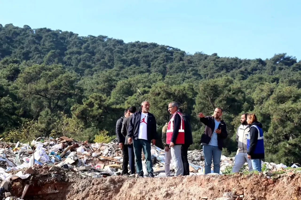 Adalar'da Kaba Atık Temizleme Seferberliği: 18 Kamyon Atık Ana Karaya Taşındı Adalar'da Kaba Atık Temizleme Seferberliği: 18 Kamyon Atık Ana Karaya Taşındı