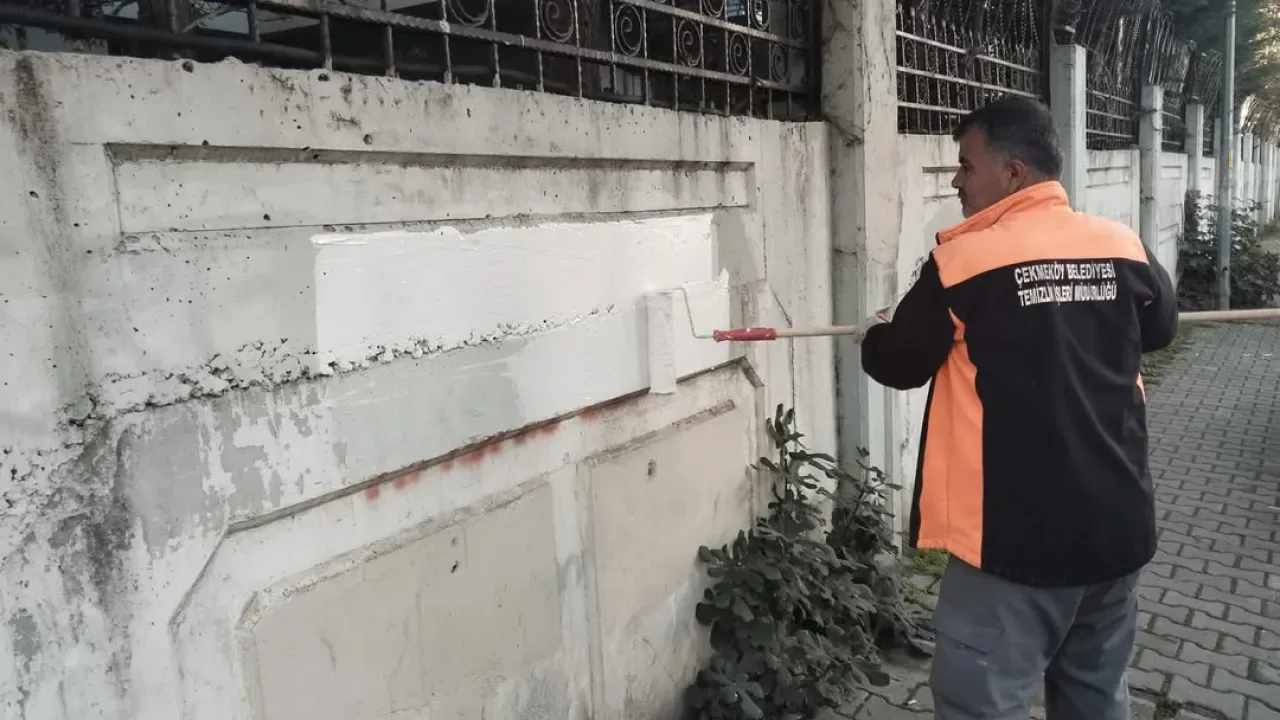 Çekmeköy'de Görsel Kirlilikle Mücadele: Duvarlar Temizleniyor Çekmeköy'de Görsel Kirlilikle Mücadele: Duvarlar Temizleniyor