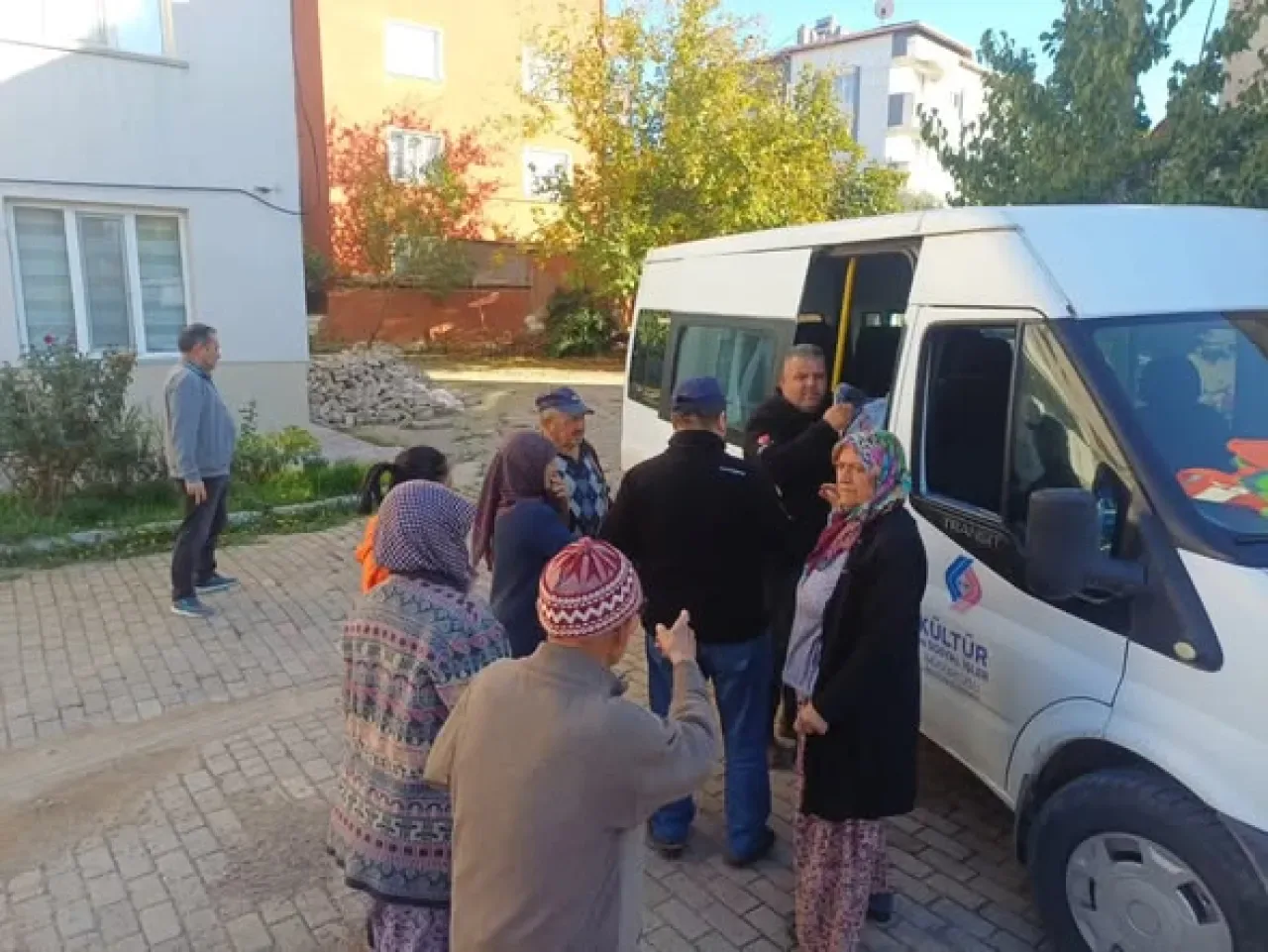 Sındırgı Belediyesi, Deprem Sonrası Sahada Tüm İmkanlarıyla Hizmet Veriyor Sındırgı Belediyesi, Deprem Sonrası Sahada Tüm İmkanlarıyla Hizmet Veriyor