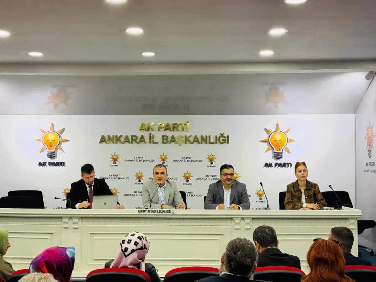 AK Parti Sincan'da Tanıtım ve Medya Birimi Toplantısı Düzenlendi AK Parti Sincan'da Tanıtım ve Medya Birimi Toplantısı Düzenlendi